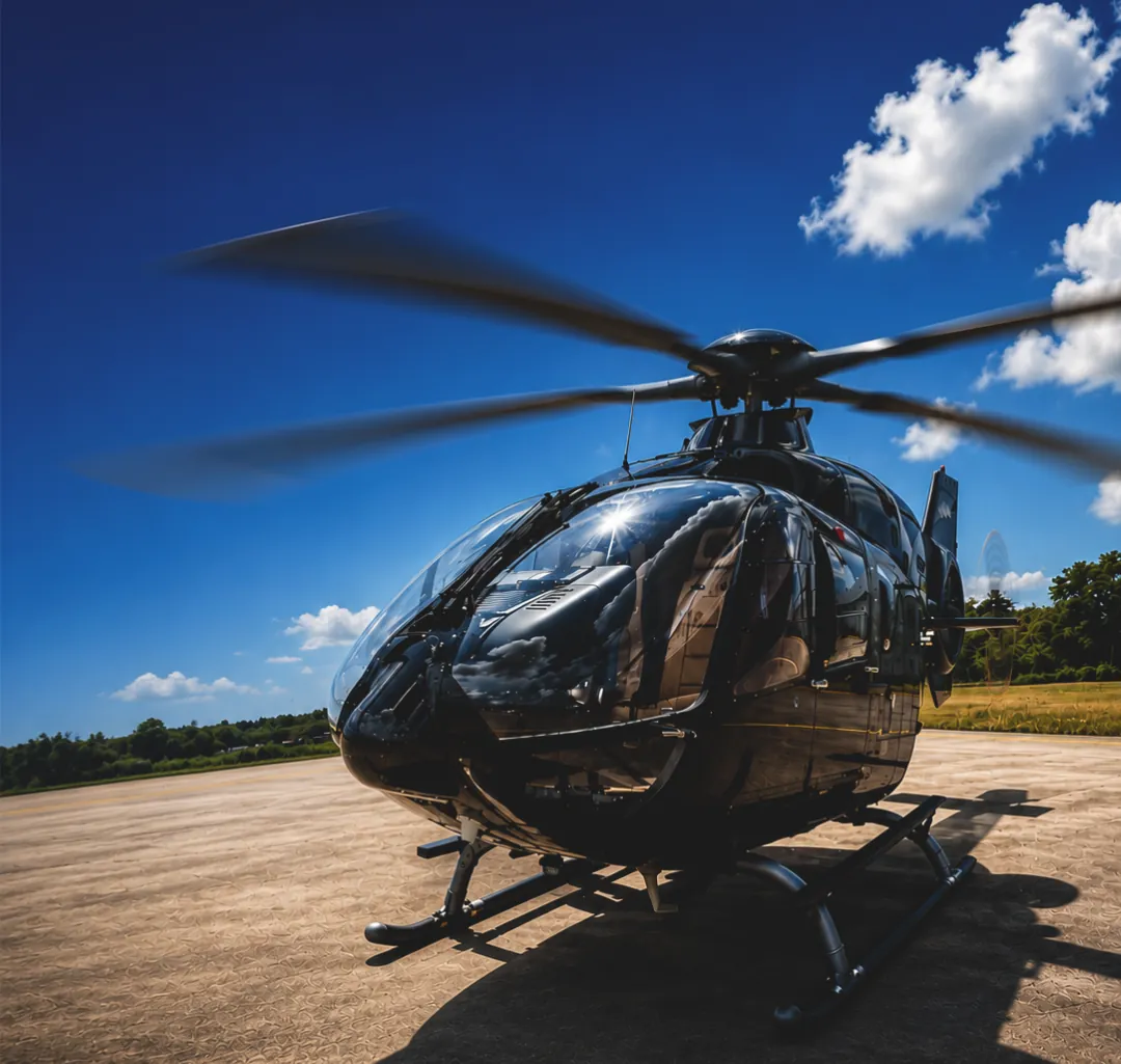 Helicóptero executivo sob céu azul, pronto para decolar